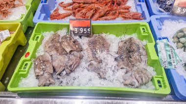 Mercadona 'daki dükkanda çiğ mürekkep balığı var.