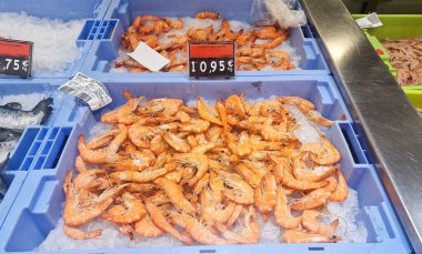 Roquetas de Mar, Almeria, Endülüs, İspanya, 21 Mayıs 2025: Tezgahtaki Mercadona mağazasında kaynamış karides.