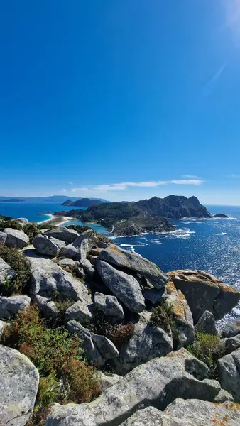 İspanya 'daki güzel kayalık deniz manzarası.