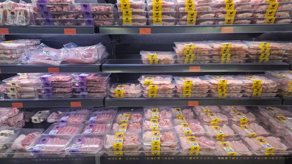 Roquetas de Mar, Almerya, Endülüs, İspanya, 21 Mayıs 2025: Eti raflarda.