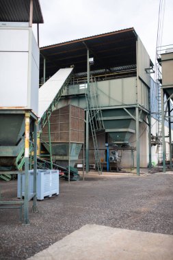 Almeria, İspanya - 25 Mayıs 2025: Endüstriyel alan, metal yapıları ve işletim sistemleri bulunan büyük makine ve ekipmanlara sahiptir.