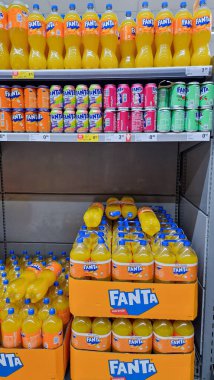 Roquetas De Mar, İspanya - 01 Temmuz 2025: Bir mağazadaki raflarda sergilenen Fanta içecekleri, tüketicilere hitap eden parlak renkler ve çeşitli tatlar içeriyor