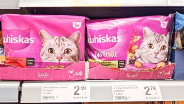 Roquetas De Mar, İspanya - 01 Temmuz 2025: Mağaza raflarında sergilenen Whiskas kedi maması paketleri, renkli ambalajlar ve kedi meraklıları için büyüleyici görüntüler