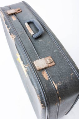 100 dolar. Siyah antika bavullar yıpranmış kenarlar ve dokulu bir yüzey sergiliyor, seyahat ve macera anılarını anımsatıyor, hikaye anlatma ve nostaljik temalar için mükemmel.