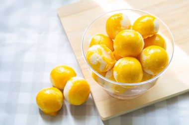 Tahta kesme tahtasına konmuş bir fincan şekerli yumurta, Asya yemeği tarzı konsept..