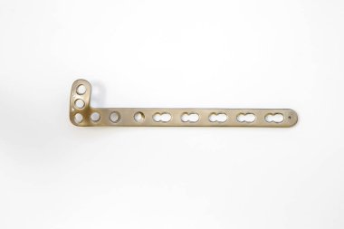Travmatolojide kemik kırığı için beyaz arka plan üzerinde cerrahi Tibial plaka