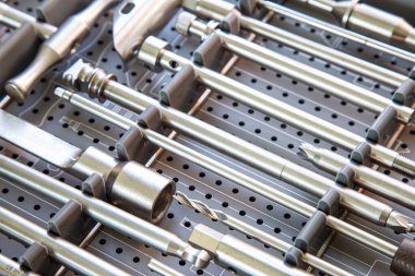 Omurilik ameliyatından önce alet çantasındaki tıbbi aletlerin belirsiz görünümü.