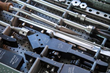 Omurilik ameliyatından önce alet çantasındaki tıbbi aletlerin belirsiz görünümü.