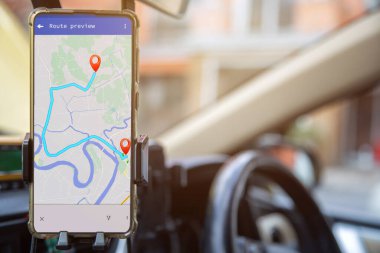 Arabada GPS haritalı bir cep telefonu..