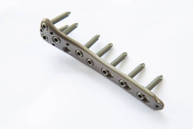 Beyaz arkaplan üzerinde izole vida ile Proksimal Tibial Kilitleme Plakası.