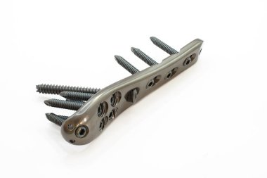 Bir cerrahi implant Proksimal Femur titatiyum plakası. Kemik saplantısı için vidalar, istikrar ve destek için tasarlanmış.