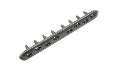 Vidalı bir cerrahi implant, femoral saplantı için dizayn edilmiş, hassas mühendislik sergileniyor.