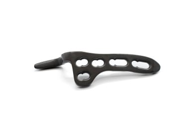 Ortopedik kullanım için tasarlanmış parlak siyah bir köprücük kancası eşsiz şeklini ve yapısını gözler önüne seriyor.