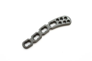 Distal köprücük kemiği cerrahi plakası, beyaz arka planda. Kırık köprücük kemiğinin sabitlenmesi için bir plaka kullanılır..