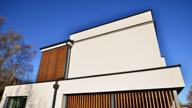 Garajı ve kaldırım taşı yolu olan rahat ve modern bir ev. Modern mimari.