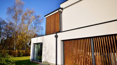 Garajı ve kaldırım taşı yolu olan rahat ve modern bir ev. Modern mimari.