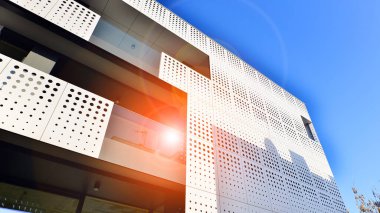  Güneşli bir günde yeni bir apartman. Modern konut mimarisi. Daire yeni sakinleri bekliyor..