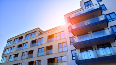  Güneşli bir günde yeni bir apartman. Modern konut mimarisi. Daire yeni sakinleri bekliyor..