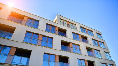  Güneşli bir günde yeni bir apartman. Modern konut mimarisi. Daire yeni sakinleri bekliyor..