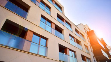 Güneşli bir günde yeni bir apartman. Modern konut mimarisi. Daire yeni sakinleri bekliyor..