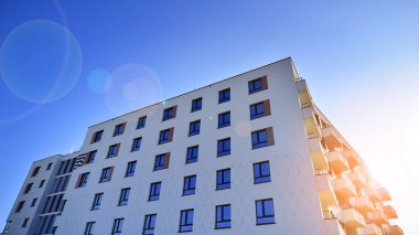 Güneşli bir günde yeni bir apartman. Modern konut mimarisi. Daire yeni sakinleri bekliyor..