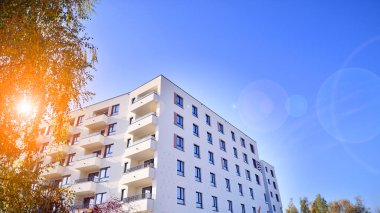 Güneşli bir günde yeni bir apartman. Modern konut mimarisi. Daire yeni sakinleri bekliyor..