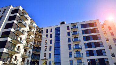 Güneşli bir günde yeni bir apartman. Modern konut mimarisi. Daire yeni sakinleri bekliyor..