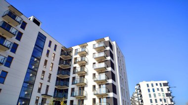 Güneşli bir günde yeni bir apartman. Modern konut mimarisi. Daire yeni sakinleri bekliyor..