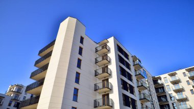 Güneşli bir günde yeni bir apartman. Modern konut mimarisi. Daire yeni sakinleri bekliyor..