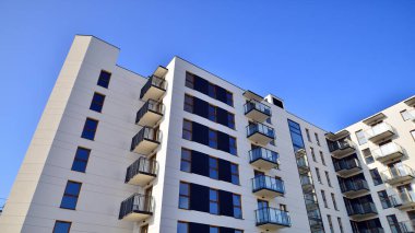 Güneşli bir günde yeni bir apartman. Modern konut mimarisi. Daire yeni sakinleri bekliyor..