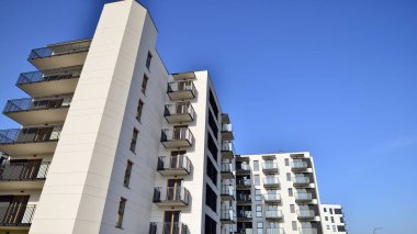 Güneşli bir günde yeni bir apartman. Modern konut mimarisi. Daire yeni sakinleri bekliyor..