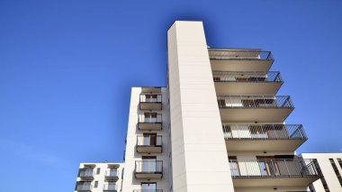 Güneşli bir günde yeni bir apartman. Modern konut mimarisi. Daire yeni sakinleri bekliyor..