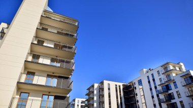 Güneşli bir günde yeni bir apartman. Modern konut mimarisi. Daire yeni sakinleri bekliyor..