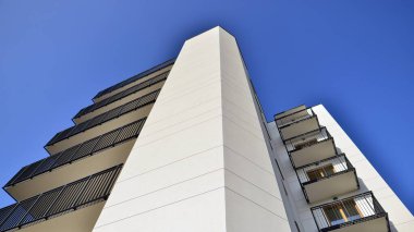 Güneşli bir günde yeni bir apartman. Modern konut mimarisi. Daire yeni sakinleri bekliyor..