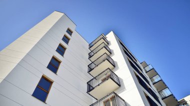 Güneşli bir günde yeni bir apartman. Modern konut mimarisi. Daire yeni sakinleri bekliyor..