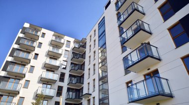 Güneşli bir günde yeni bir apartman. Modern konut mimarisi. Daire yeni sakinleri bekliyor..