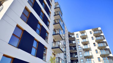 Güneşli bir günde yeni bir apartman. Modern konut mimarisi. Daire yeni sakinleri bekliyor..