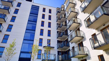 Güneşli bir günde yeni bir apartman. Modern konut mimarisi. Daire yeni sakinleri bekliyor..