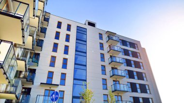 Güneşli bir günde yeni bir apartman. Modern konut mimarisi. Daire yeni sakinleri bekliyor..