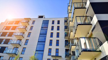 Güneşli bir günde yeni bir apartman. Modern konut mimarisi. Daire yeni sakinleri bekliyor..