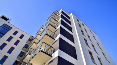 Güneşli bir günde yeni bir apartman. Modern konut mimarisi. Daire yeni sakinleri bekliyor..