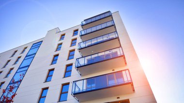 Güneşli bir günde yeni bir apartman. Modern konut mimarisi. Daire yeni sakinleri bekliyor..