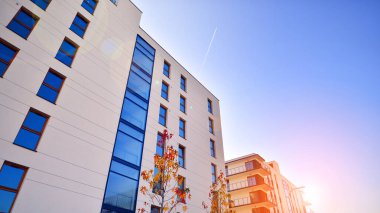 Güneşli bir günde yeni bir apartman. Modern konut mimarisi. Daire yeni sakinleri bekliyor..