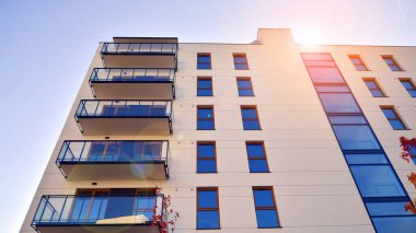 Güneşli bir günde yeni bir apartman. Modern konut mimarisi. Daire yeni sakinleri bekliyor..