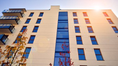 Güneşli bir günde yeni bir apartman. Modern konut mimarisi. Daire yeni sakinleri bekliyor..