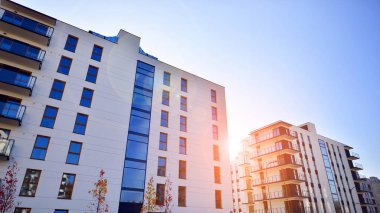 Güneşli bir günde yeni bir apartman. Modern konut mimarisi. Daire yeni sakinleri bekliyor..