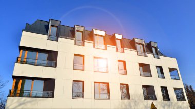 Güneşli bir günde yeni bir apartman. Modern konut mimarisi. Daire yeni sakinleri bekliyor..