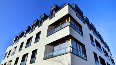 Güneşli bir günde yeni bir apartman. Modern konut mimarisi. Daire yeni sakinleri bekliyor..