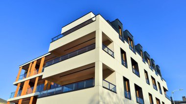 Güneşli bir günde yeni bir apartman. Modern konut mimarisi. Daire yeni sakinleri bekliyor..