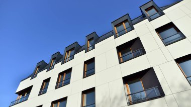 Güneşli bir günde yeni bir apartman. Modern konut mimarisi. Daire yeni sakinleri bekliyor..